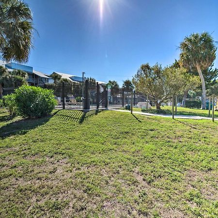 Beachfront Cedar Key Retreat With Pool Access! 외부 사진