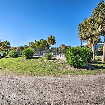 Beachfront Cedar Key Retreat With Pool Access! 외부 사진