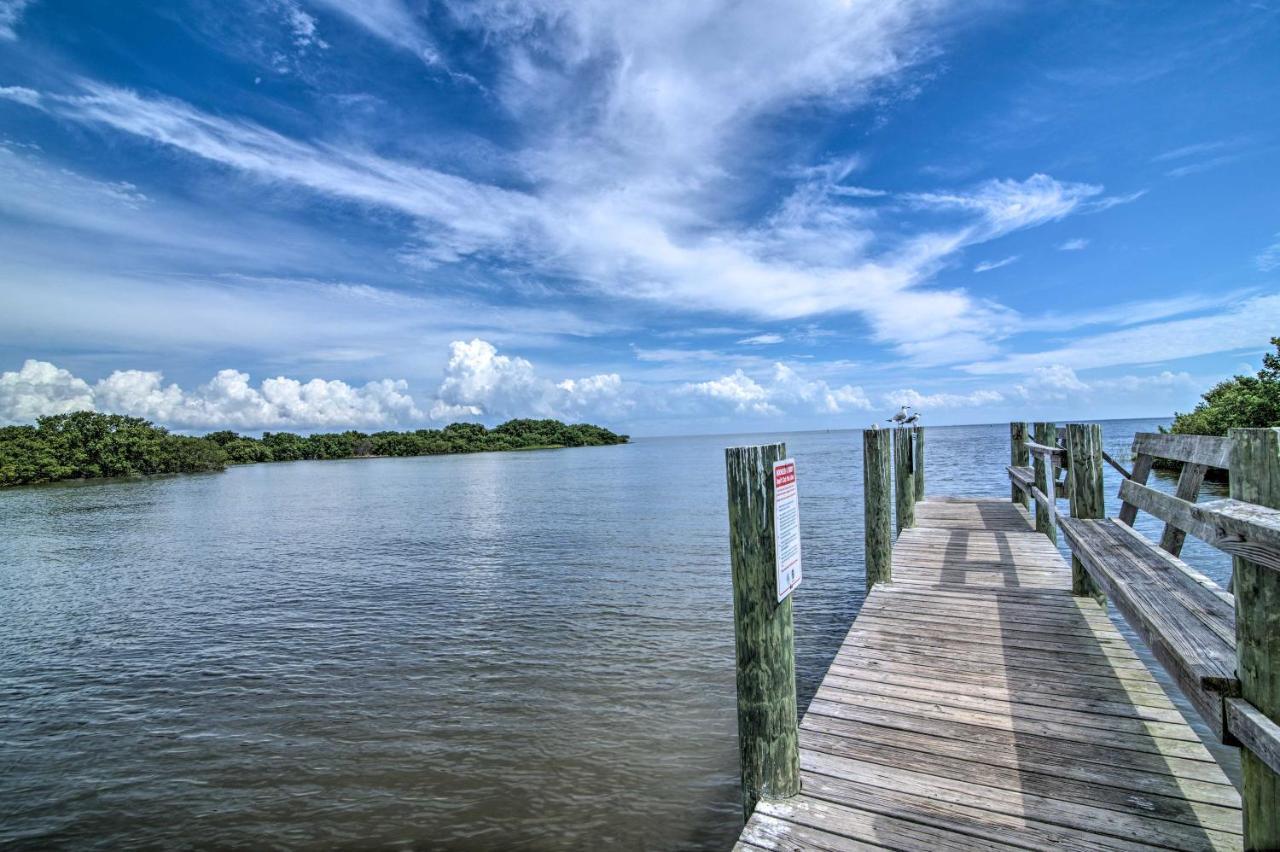 Beachfront Cedar Key Retreat With Pool Access! 외부 사진