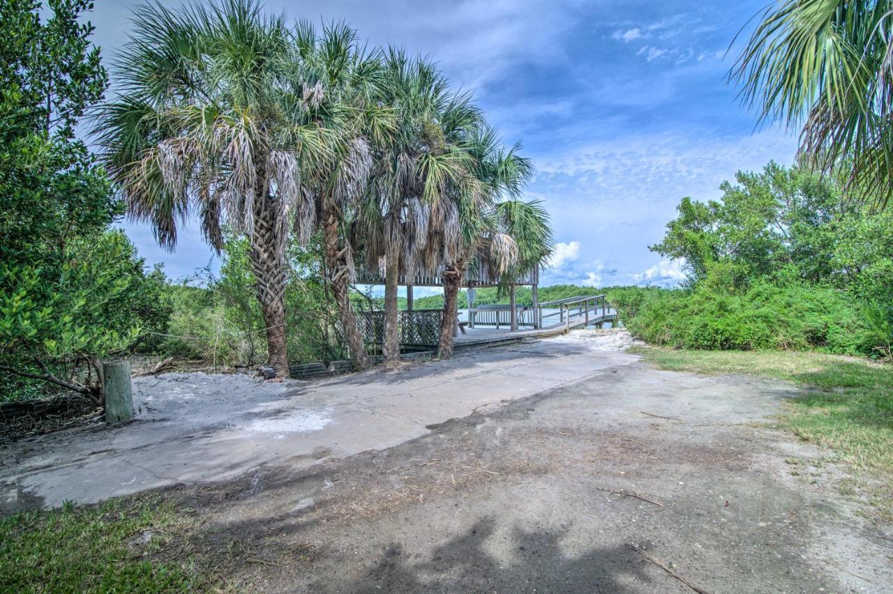 Beachfront Cedar Key Retreat With Pool Access! 외부 사진