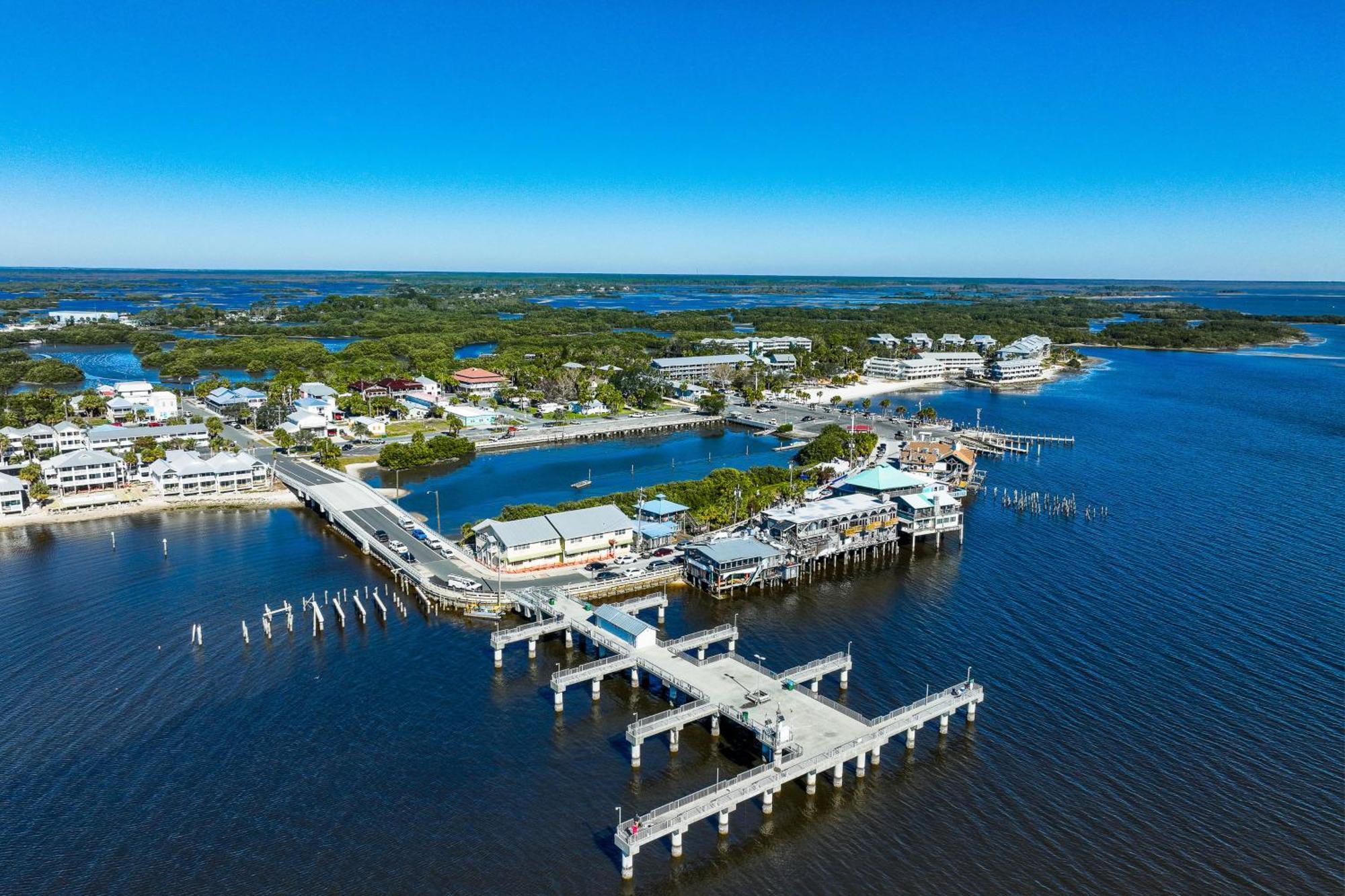 Beachfront Cedar Key Retreat With Pool Access! 외부 사진