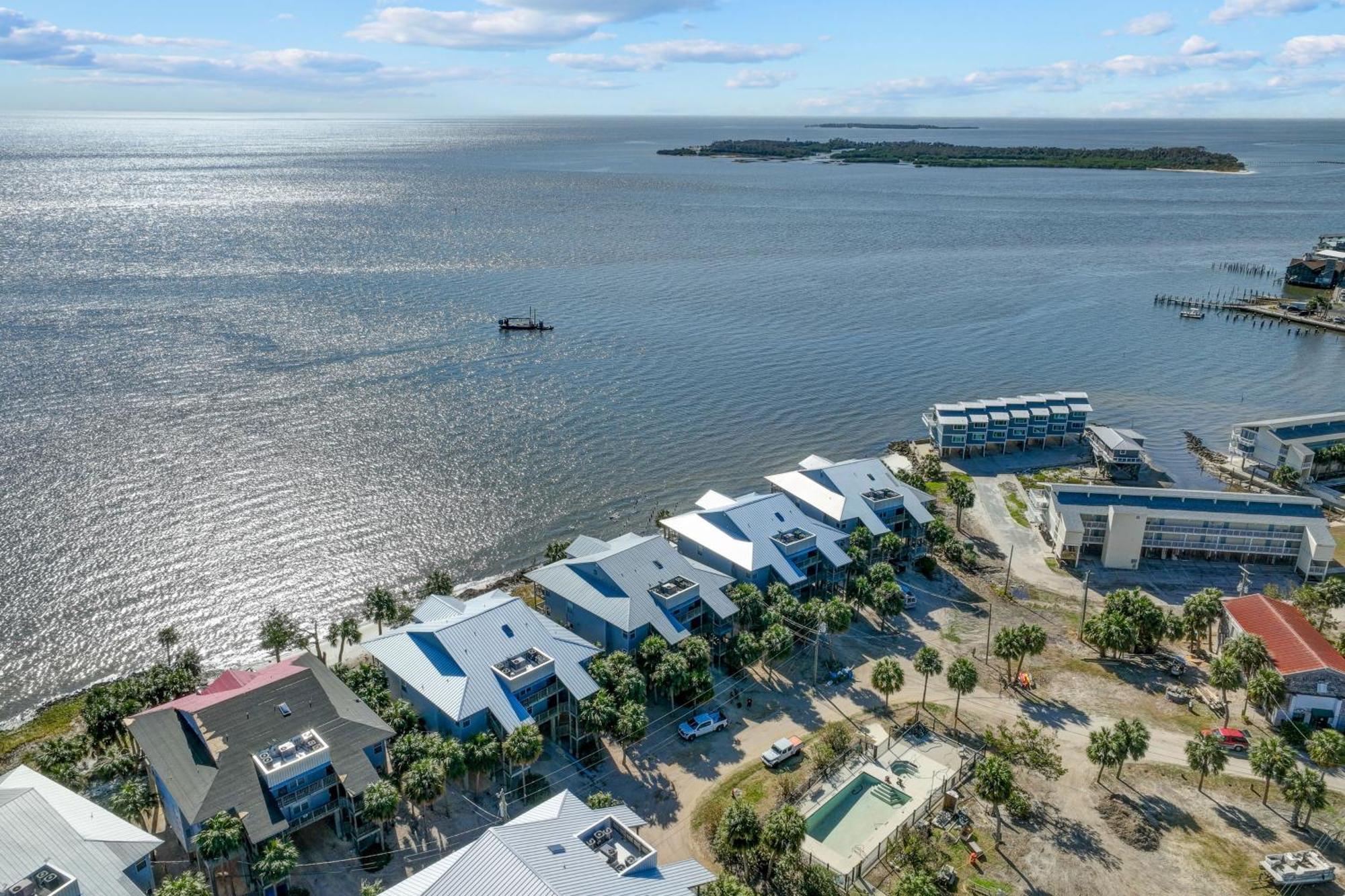 Beachfront Cedar Key Retreat With Pool Access! 외부 사진