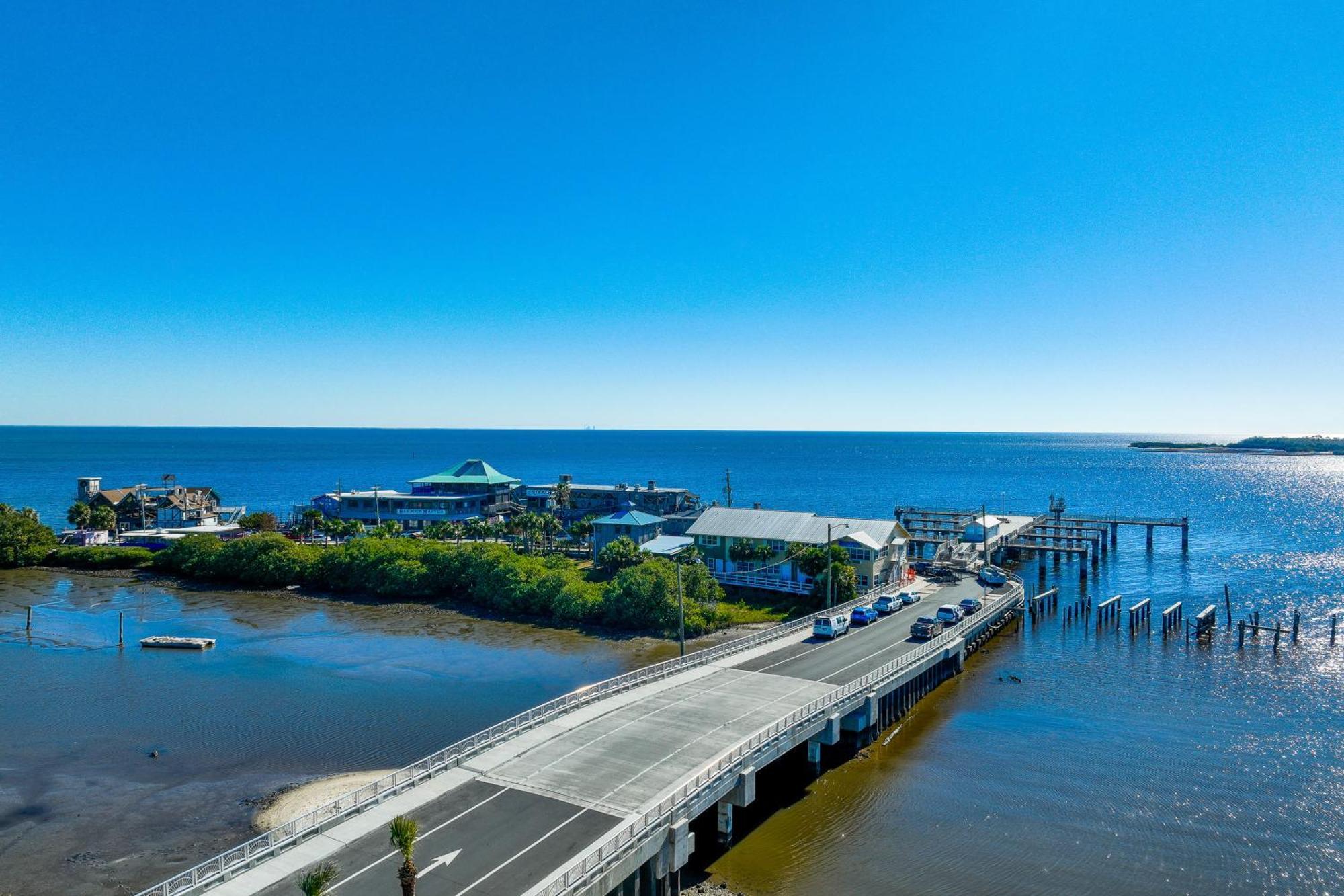 Beachfront Cedar Key Retreat With Pool Access! 외부 사진