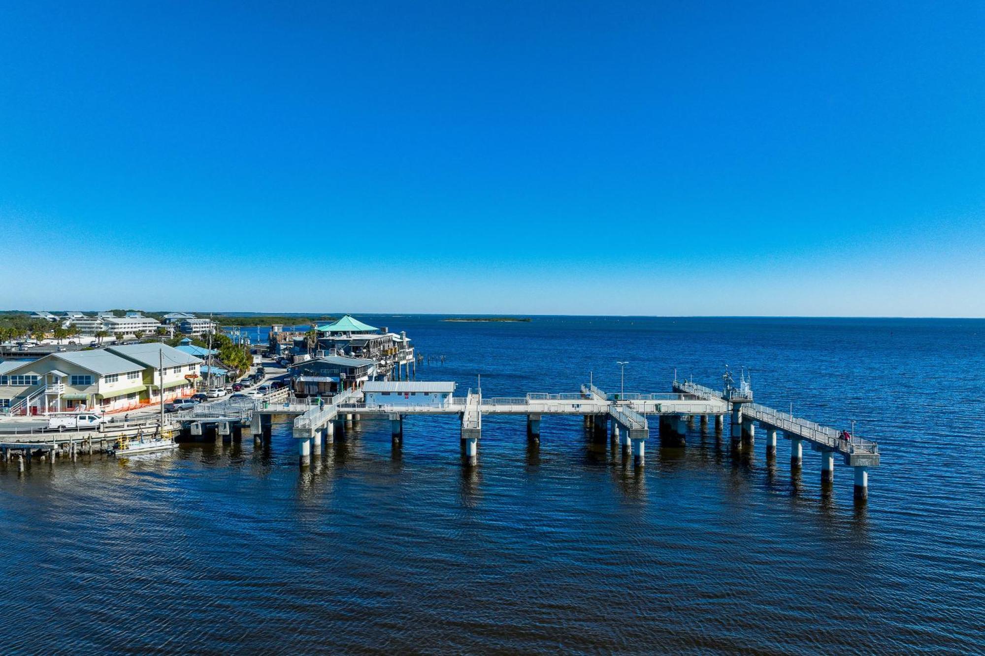 Beachfront Cedar Key Retreat With Pool Access! 외부 사진