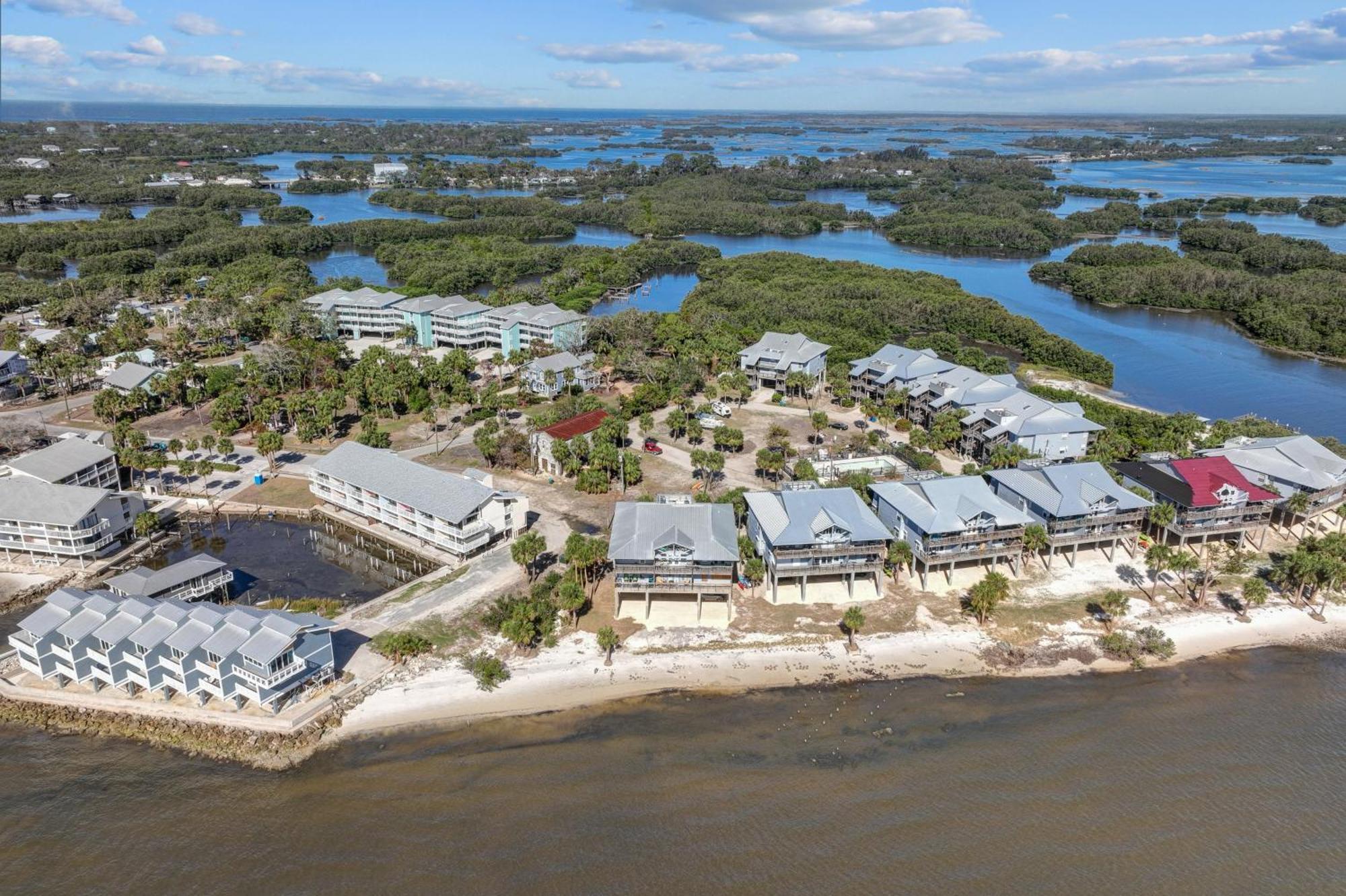 Beachfront Cedar Key Retreat With Pool Access! 외부 사진