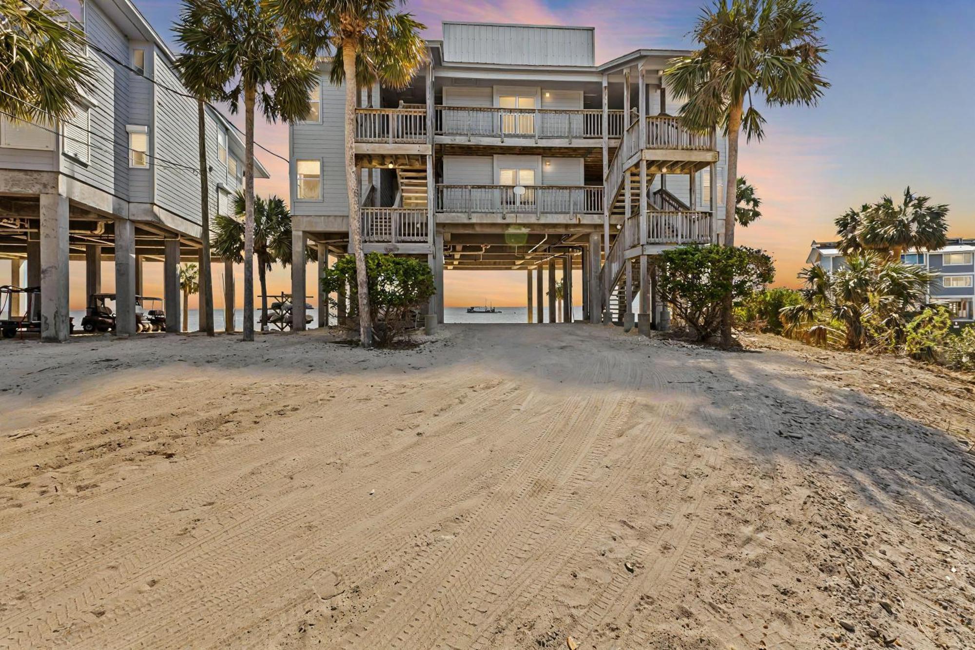 Beachfront Cedar Key Retreat With Pool Access! 외부 사진
