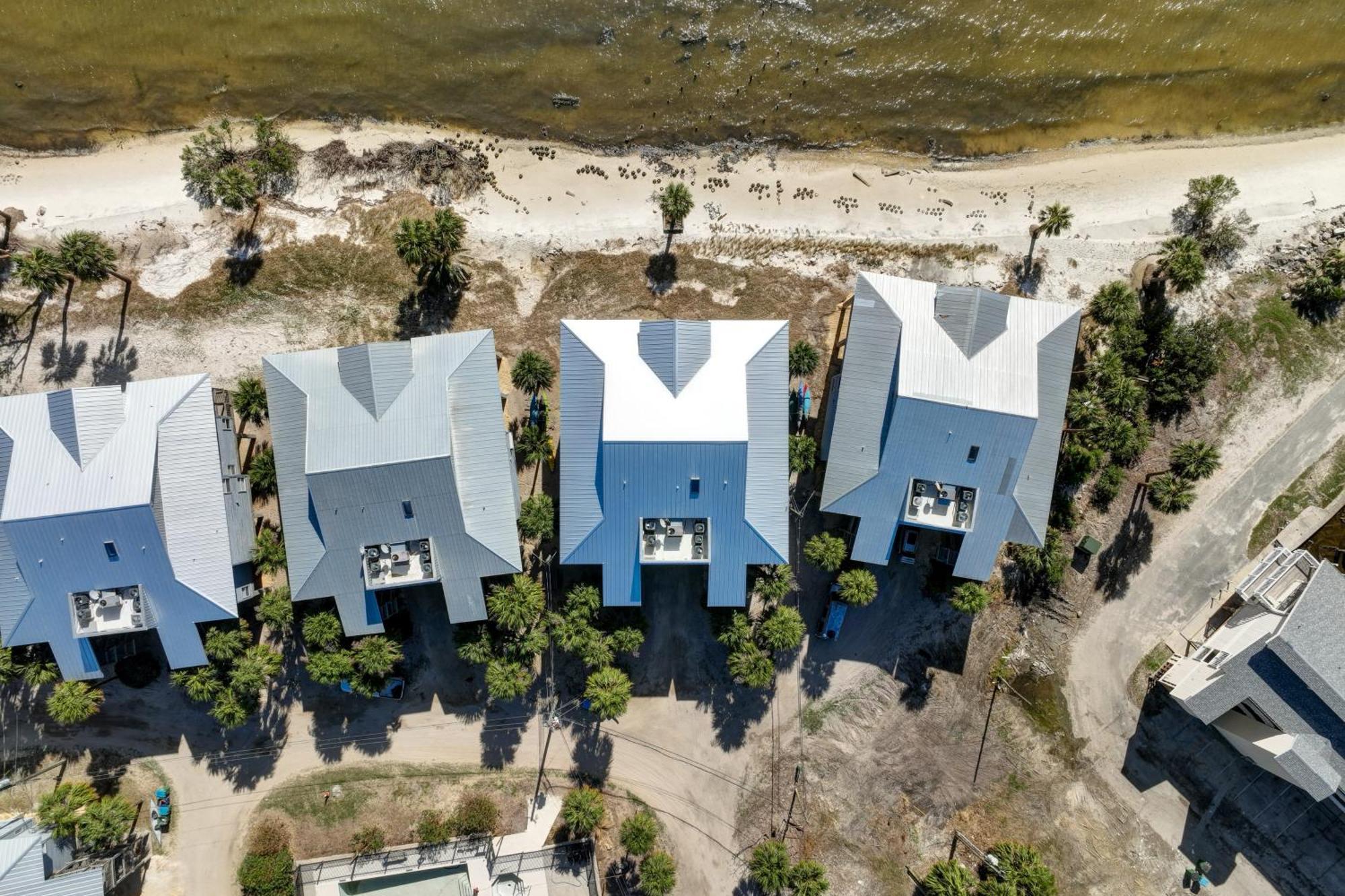 Beachfront Cedar Key Retreat With Pool Access! 외부 사진