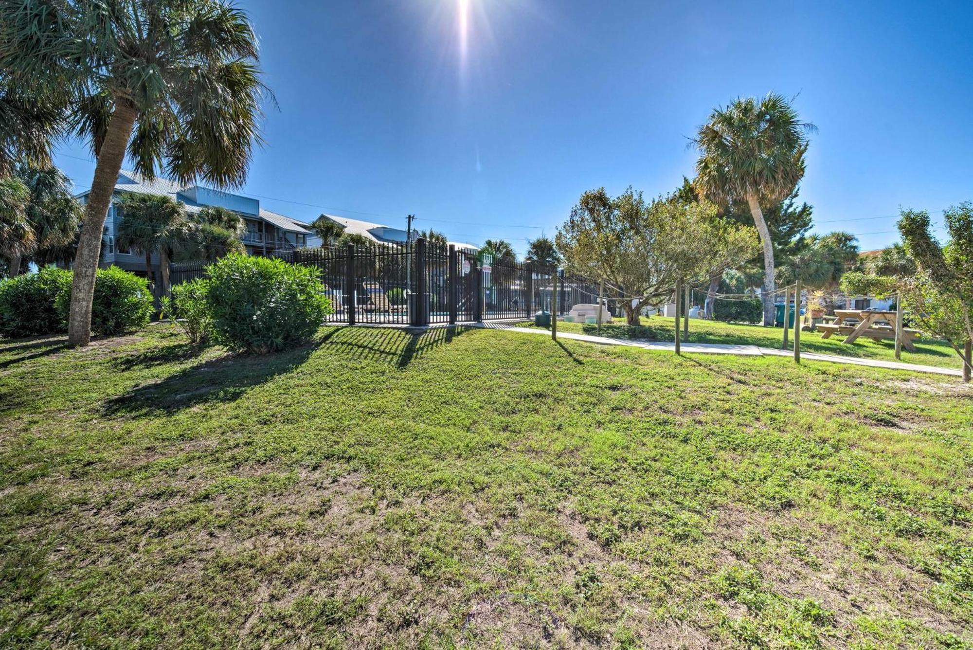 Beachfront Cedar Key Retreat With Pool Access! 외부 사진