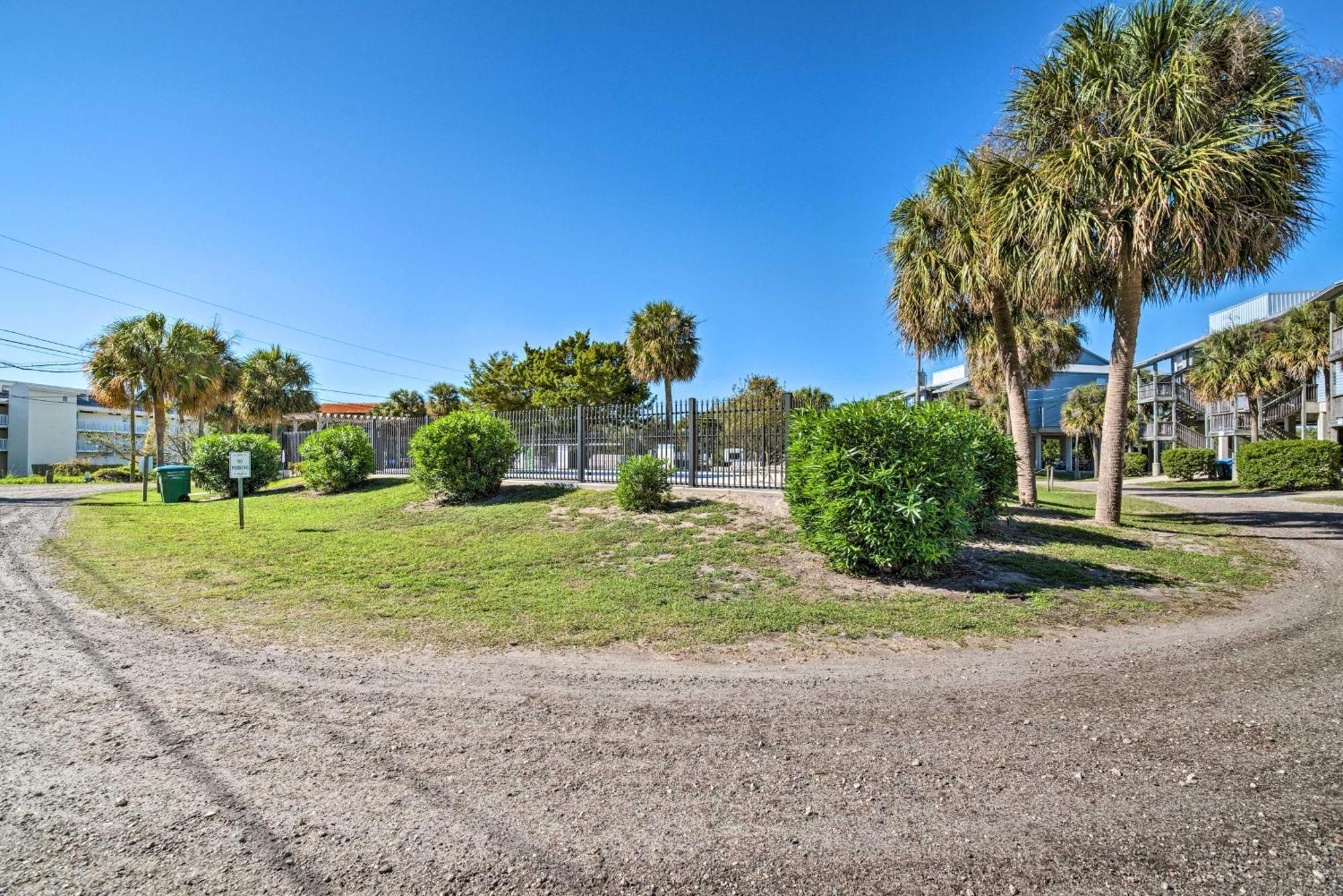 Beachfront Cedar Key Retreat With Pool Access! 외부 사진