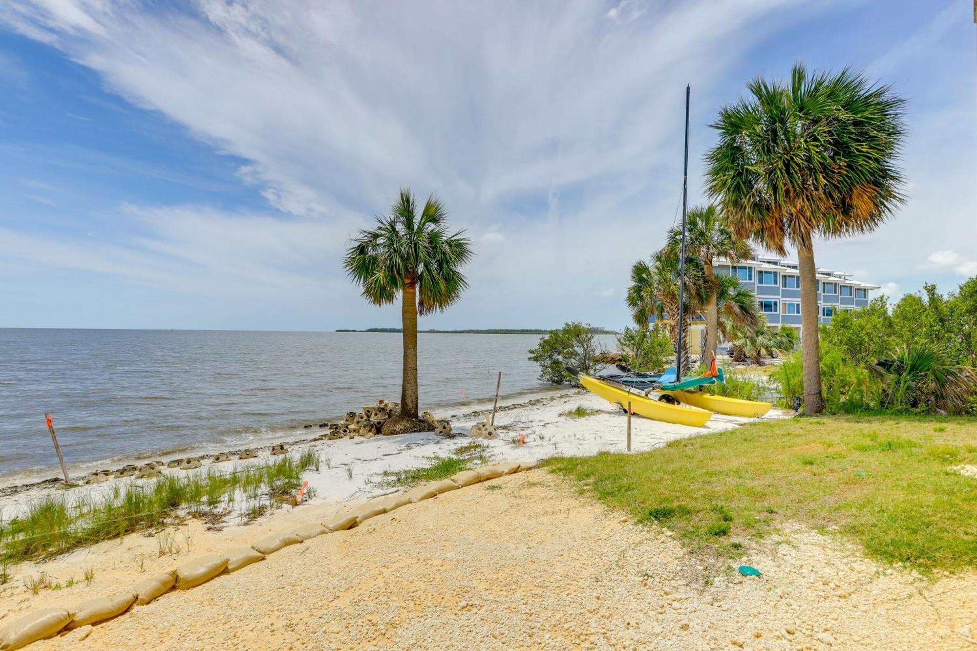 Beachfront Cedar Key Retreat With Pool Access! 외부 사진