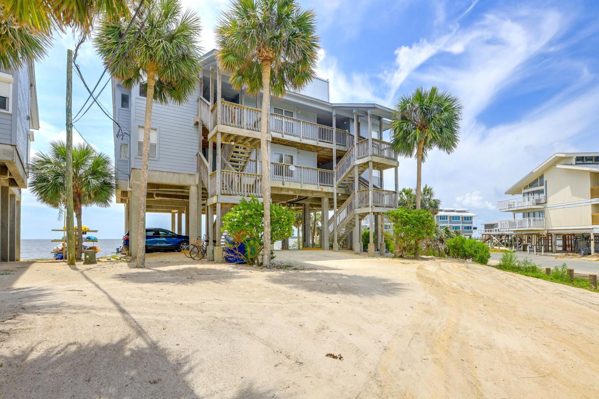 Beachfront Cedar Key Retreat With Pool Access! 외부 사진