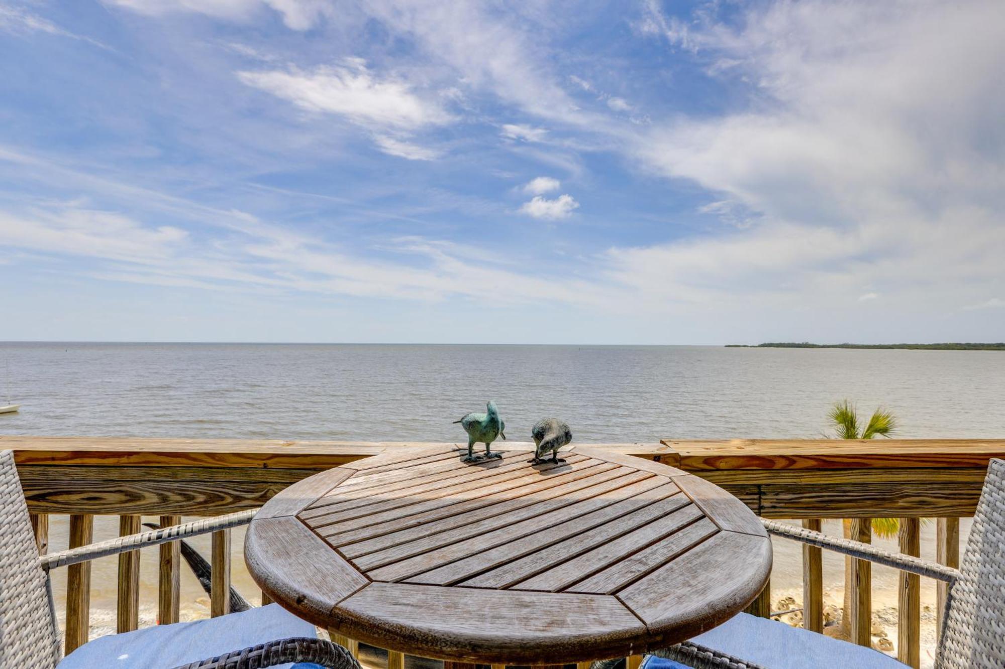 Beachfront Cedar Key Retreat With Pool Access! 외부 사진