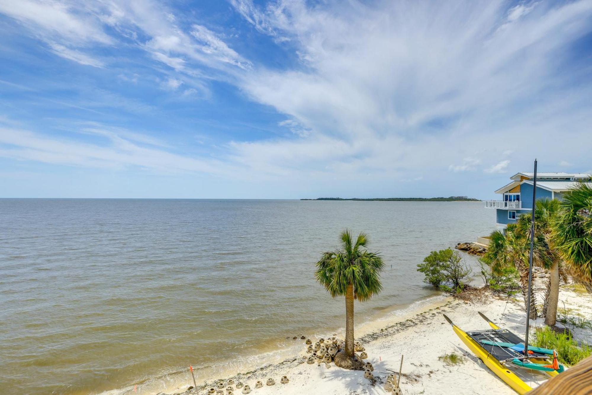 Beachfront Cedar Key Retreat With Pool Access! 외부 사진