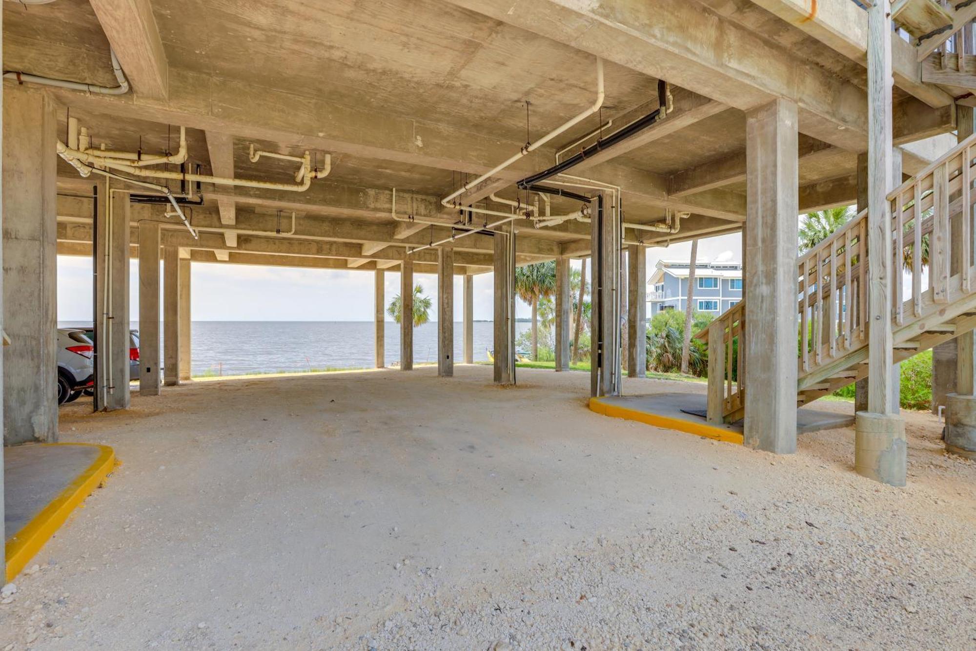 Beachfront Cedar Key Retreat With Pool Access! 외부 사진